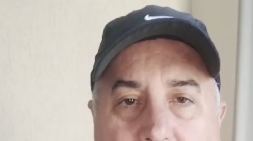 Ademilson, cliente da PrecaLivre, gravando seu depoimento