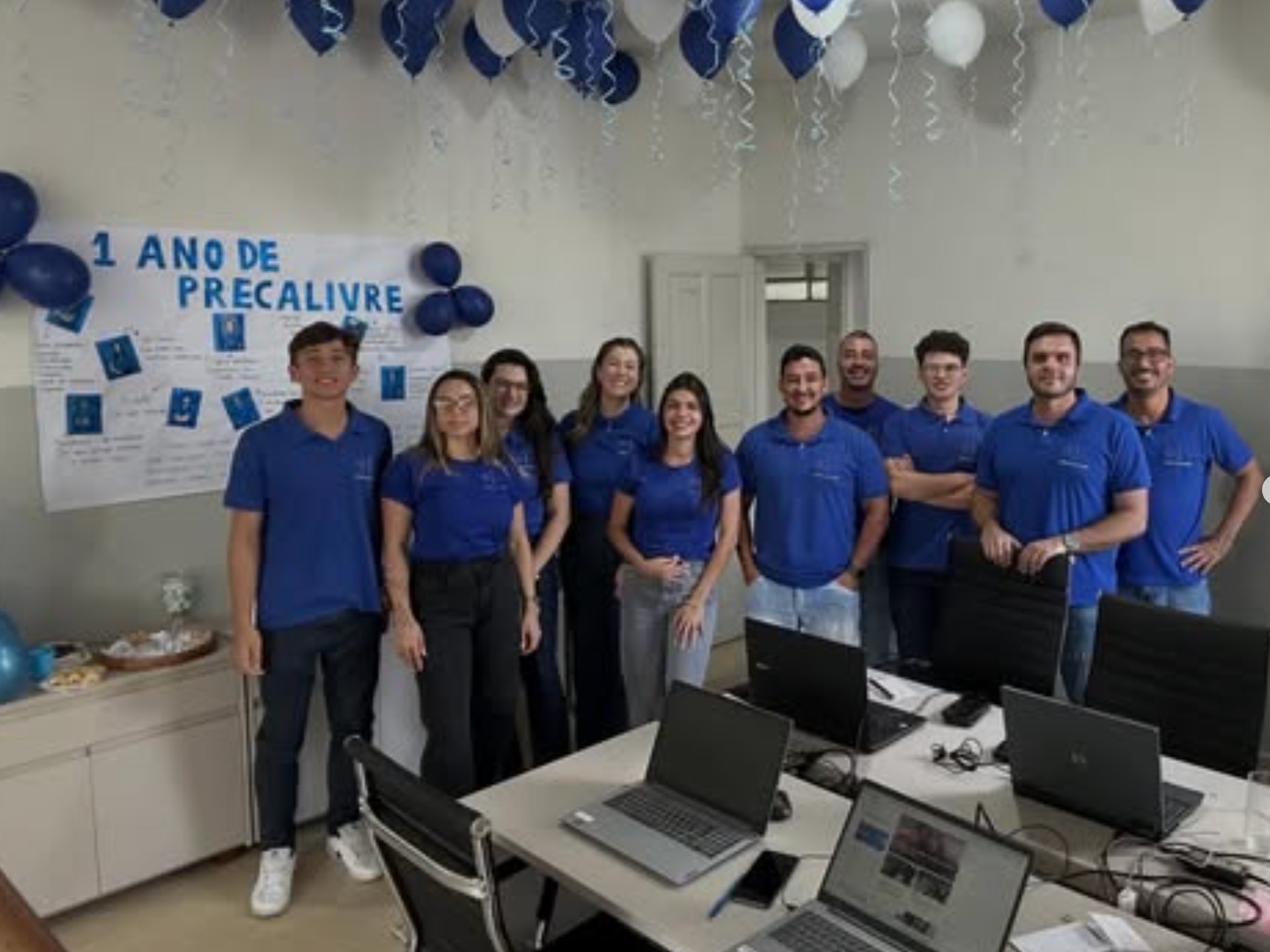 Equipe da PrecaLivre reunida no escritório em Formiga, na comemoração de um ano da empresa
